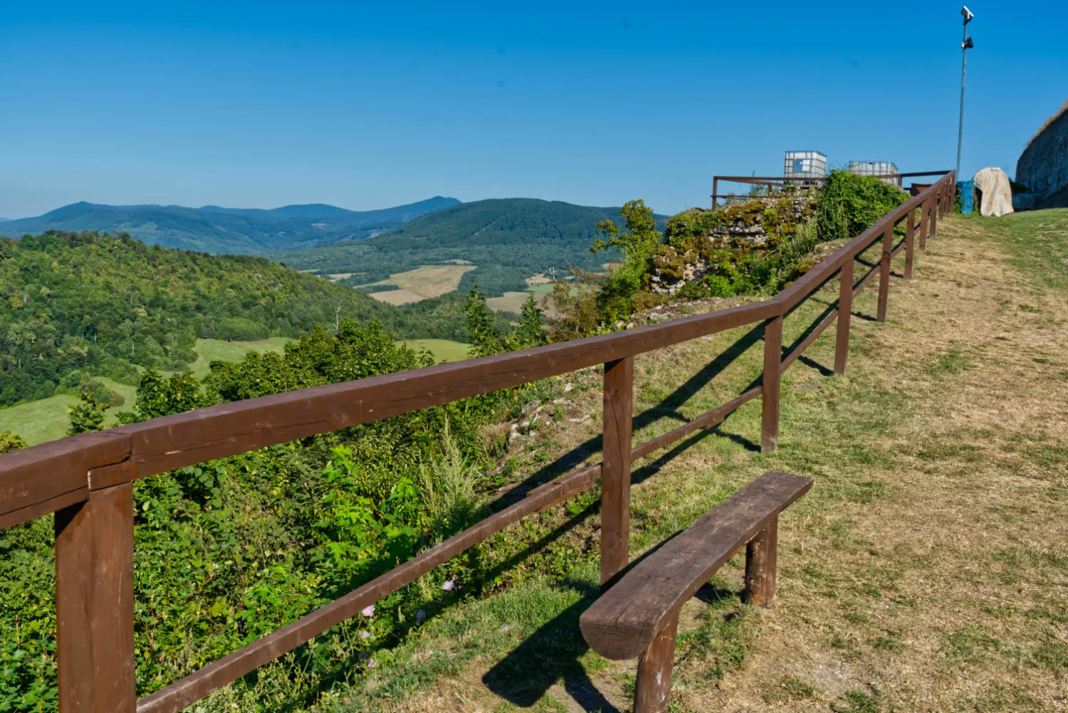 pred vstupom do hradu, lavicka a zabradlie s vyhlado