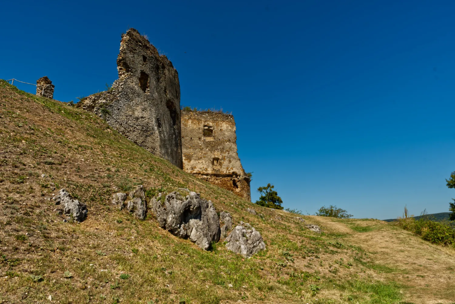 chodnik po vonkajsej casti hradu