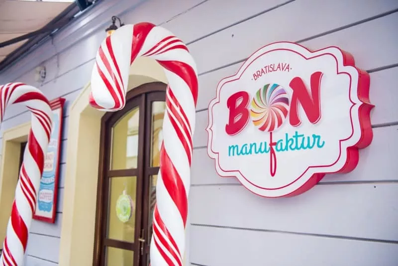 Bon Manufaktur - vstup do predajne a logo s dvomi velkymi lizatkami