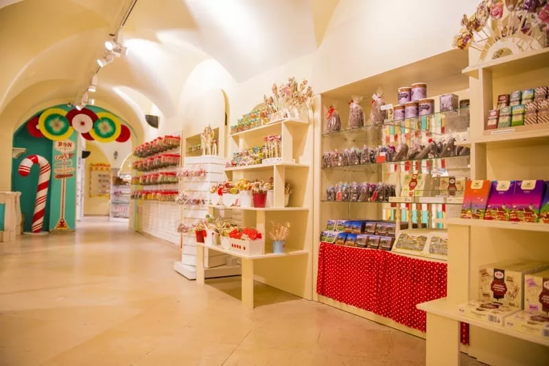Bon Manufaktur - predajny regal v obchode s mnozstvom sladkosti
