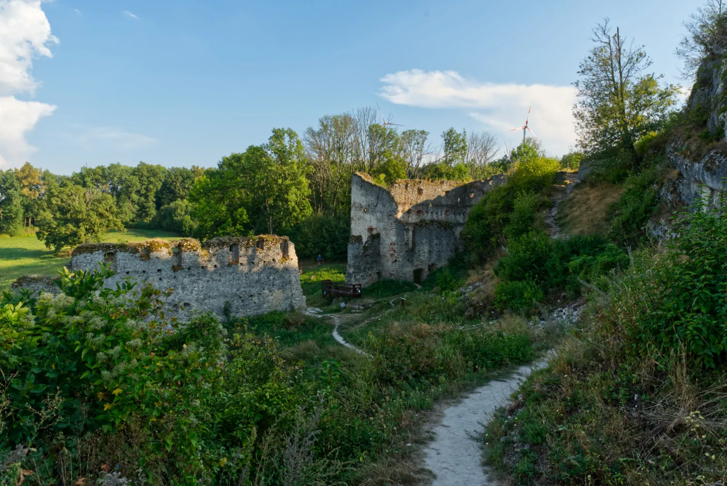 prehliadka hradu a vyhlad na vchod do arealu