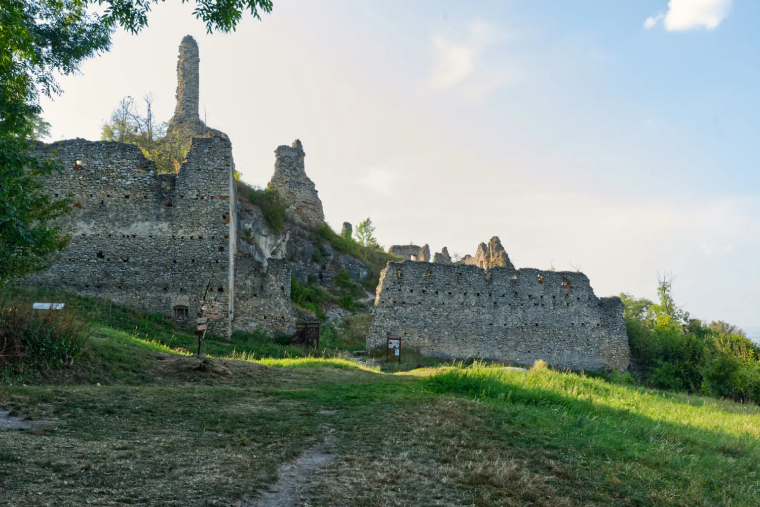 stavba hradu korlatka a pristupova cesta