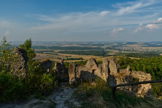 Hrad Korlátka: ľahká túra na zrúcaninu v Malých Karpatoch