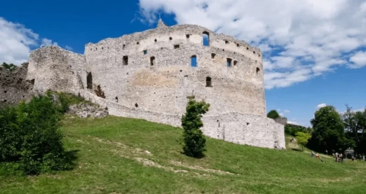 Topoľčiansky hrad: zachovalá zrúcanina na turistickej trase