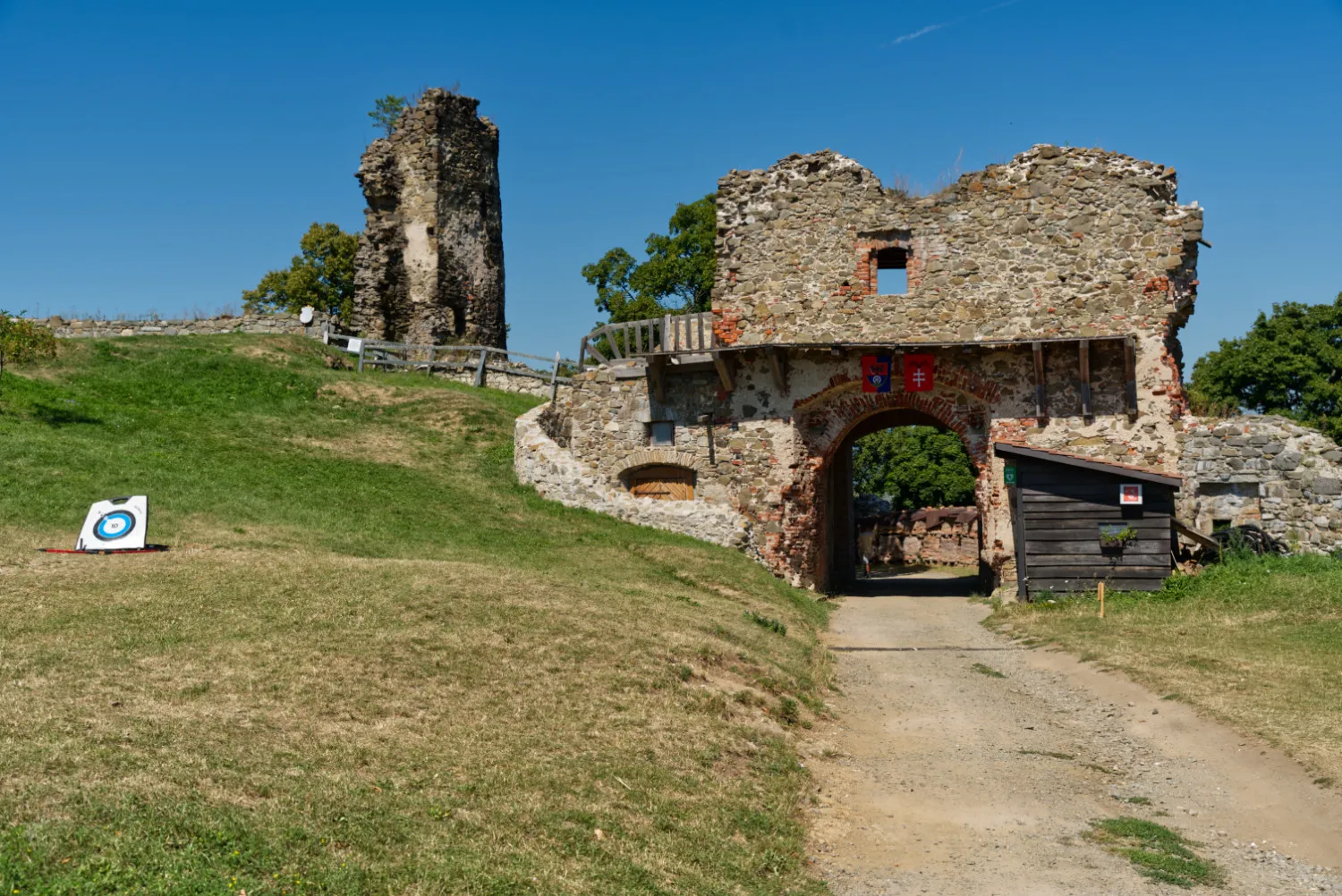 sarisky hrad, vchod do hradu