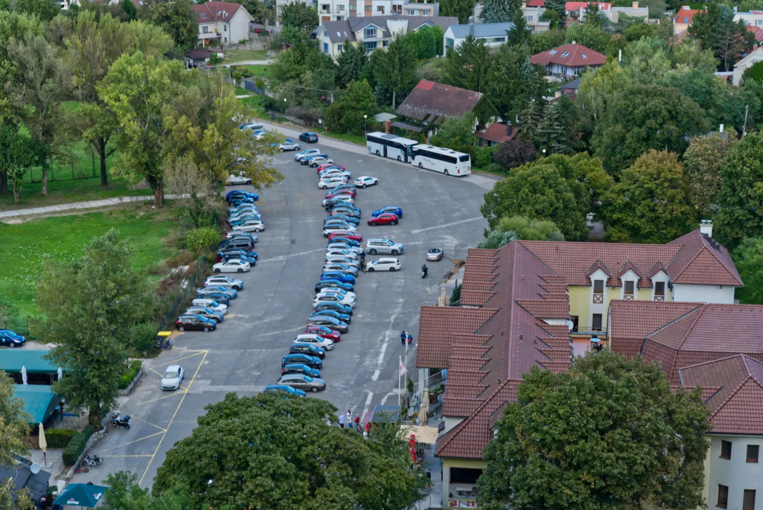 vyhlad na parkovisko z vrchu