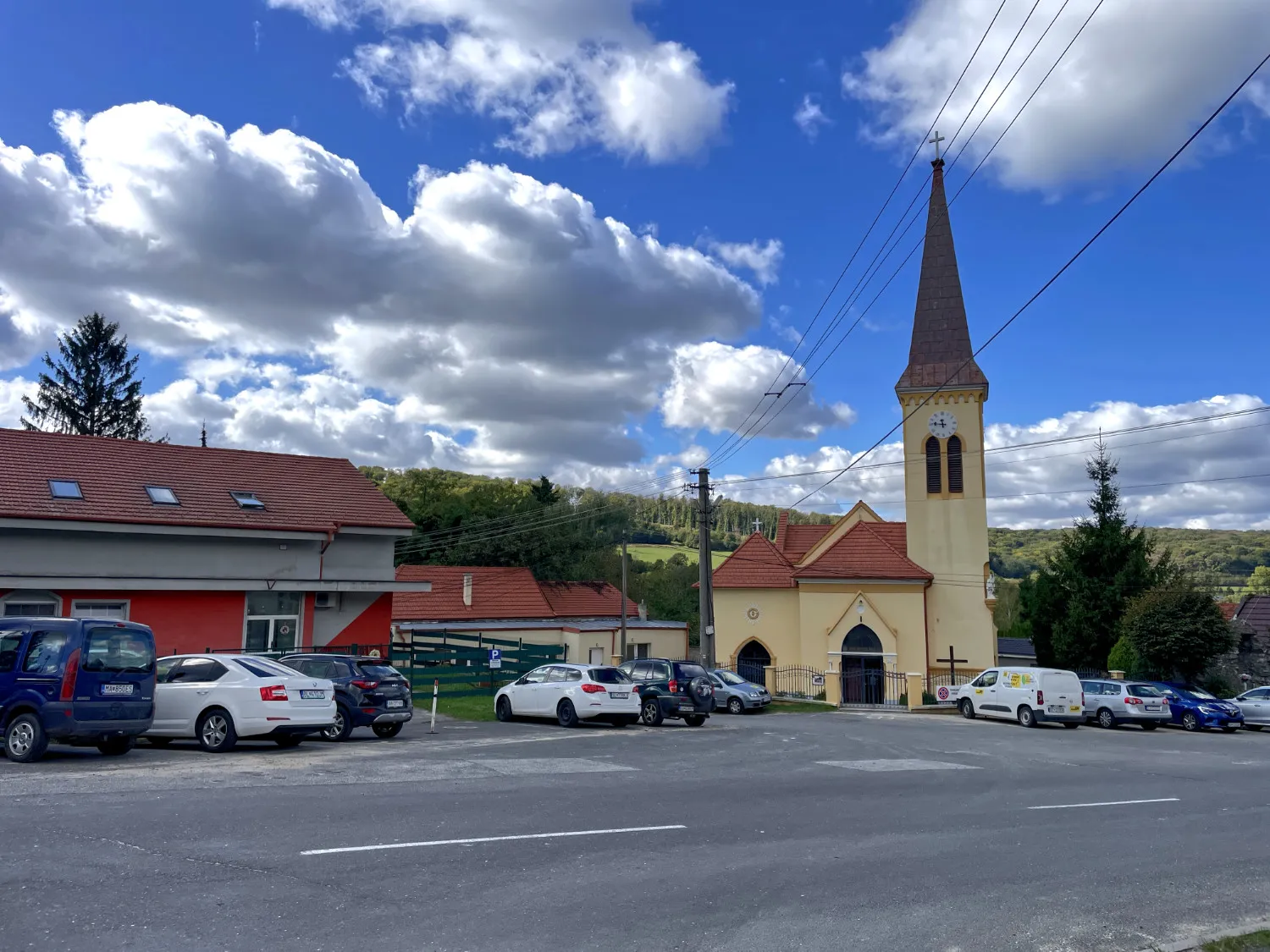 parkovisko pri ceste vedla kostola, zdarma