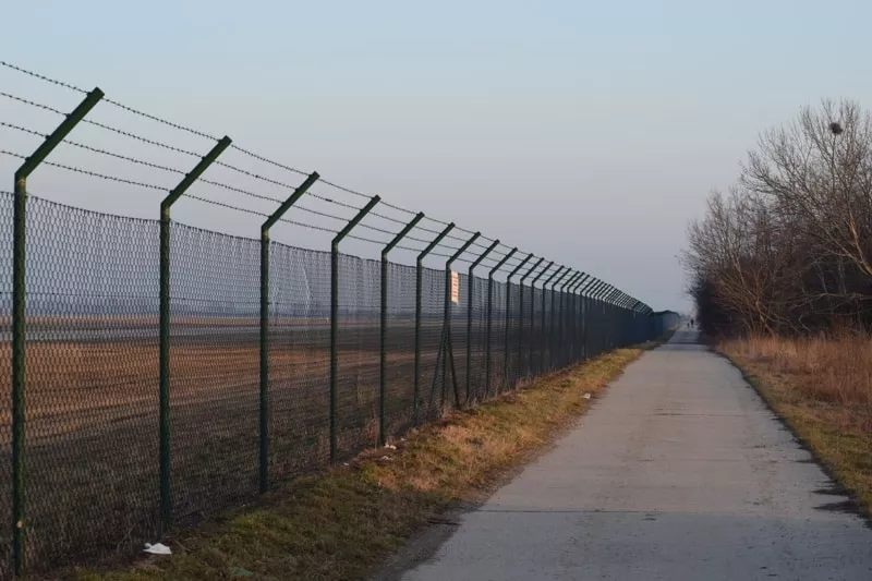 Chodnik pri plote okolo Bratislavskeho letiska