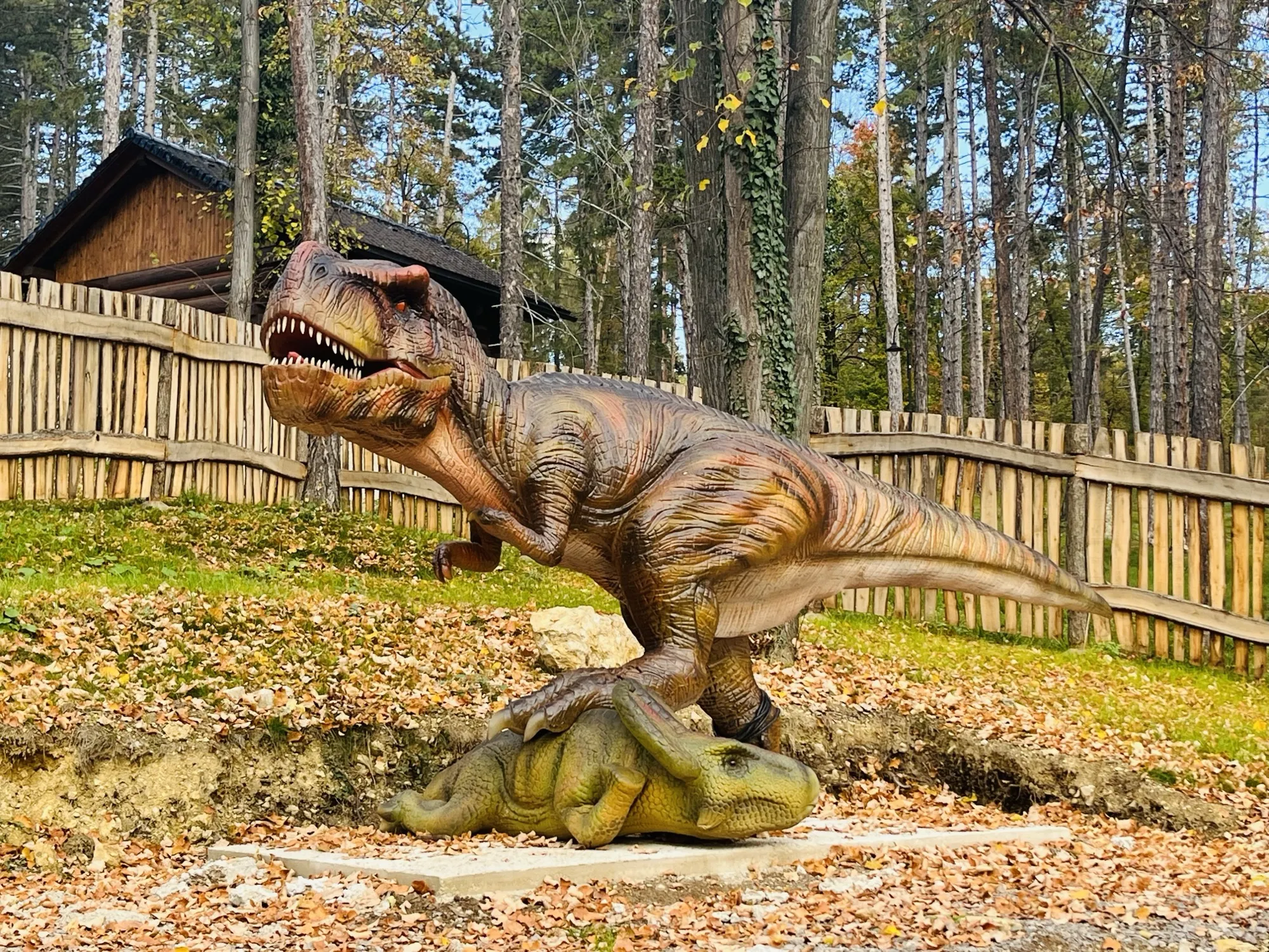 dinosaurus v dinono bojnice na jesen