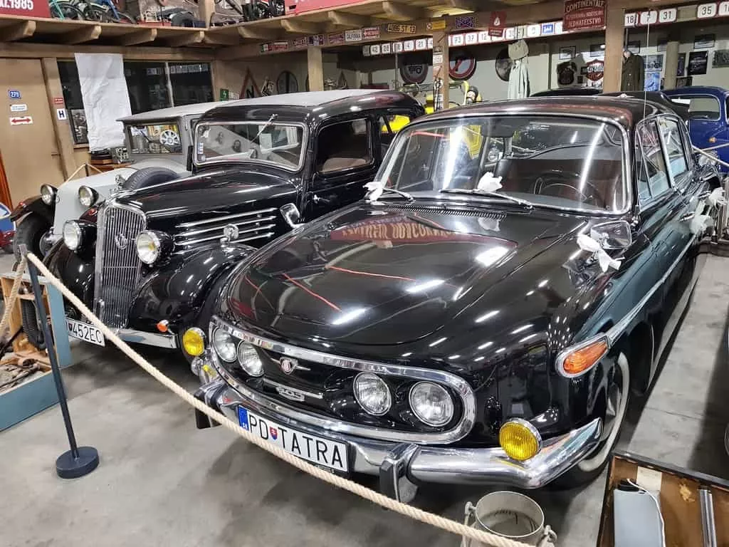 Muzeum veteranov - cierne auta Tatra a Rolls-Royce