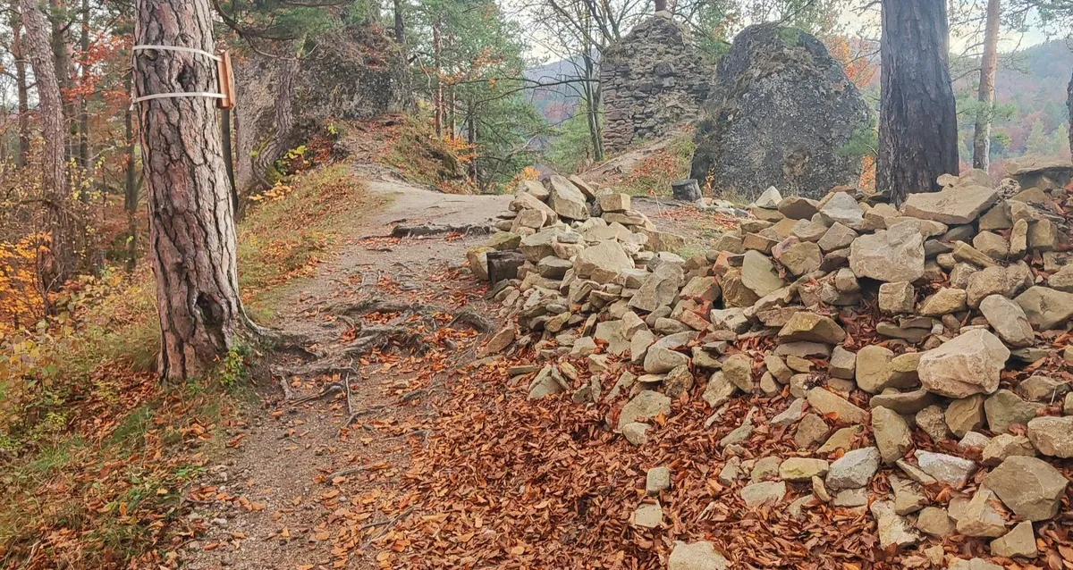 hrad Hričov vynáška kameňov