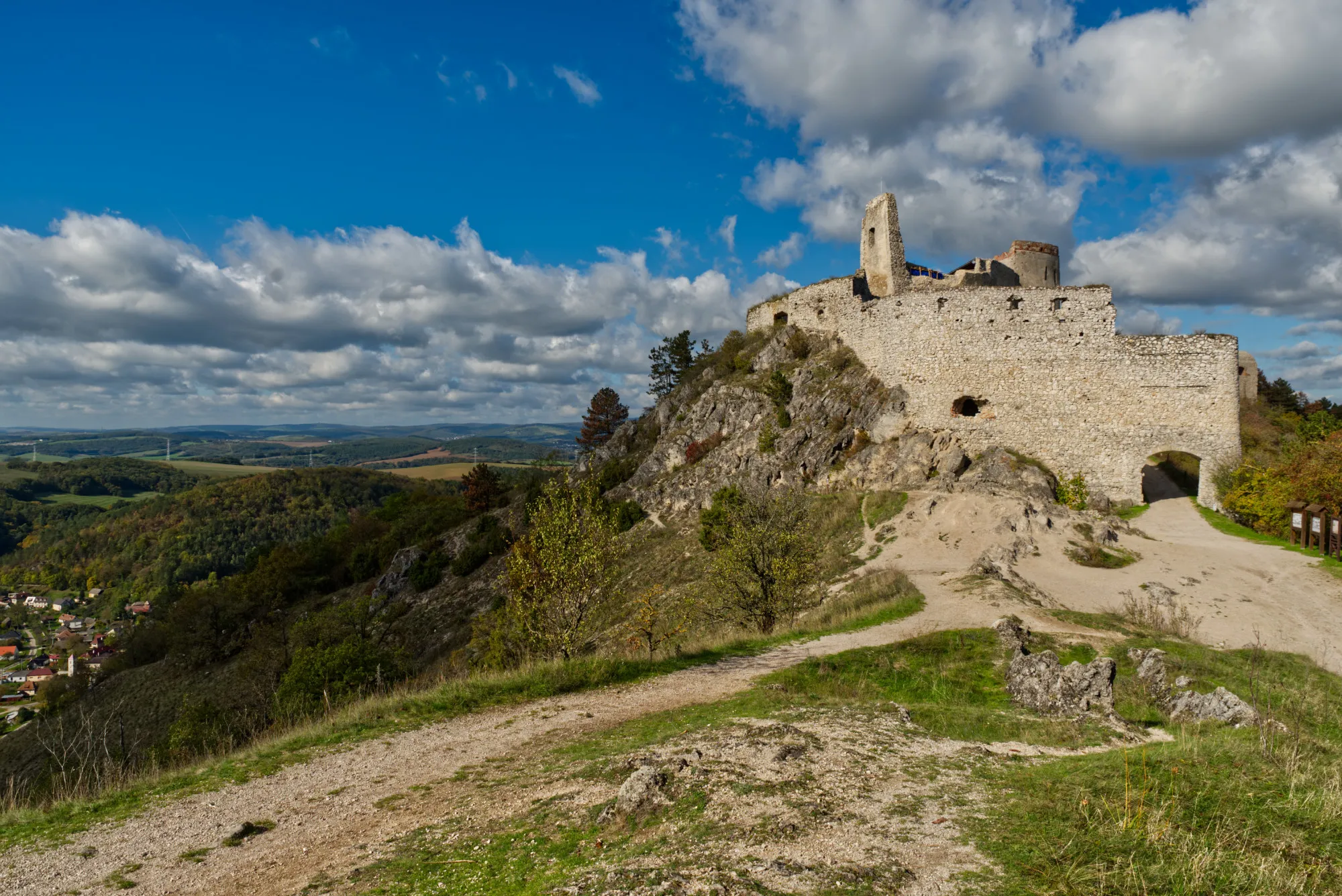 cachticky hrad na jesen, vyhlad na hrad z chodnika