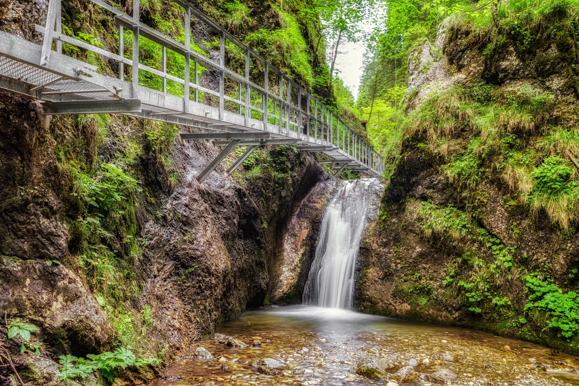 janosikove diery, trasa nad potokom pri vodopade