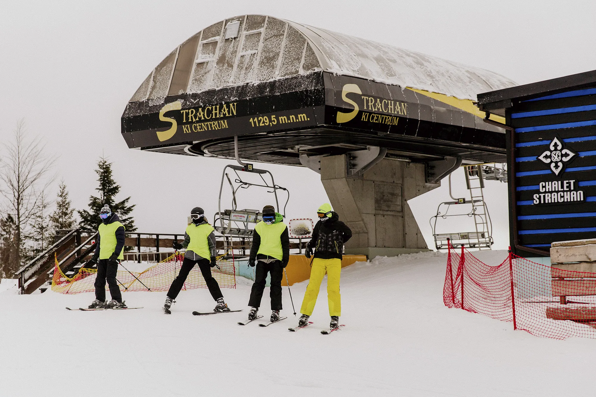 ski strachan stredisko v zime a lyziari