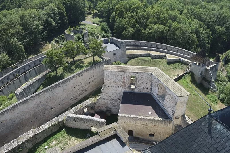 Pohlad na areal z veze hradu