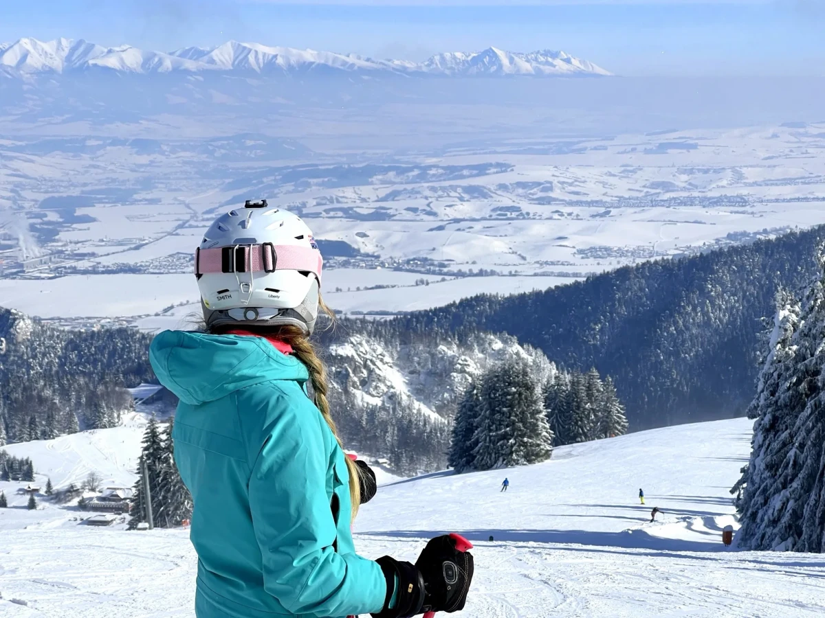 lyziarka na svahu a vyhlad na tatry