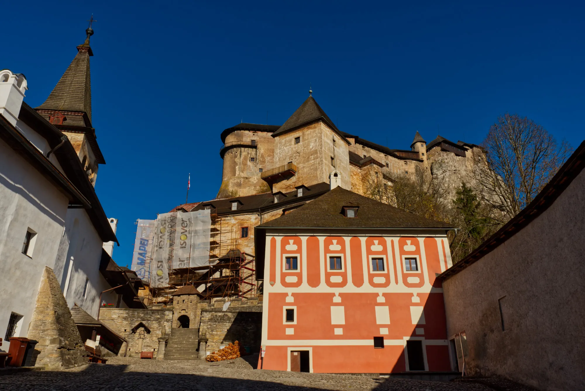 oravsky hrad vyhlad z nadvoria na hrad hore