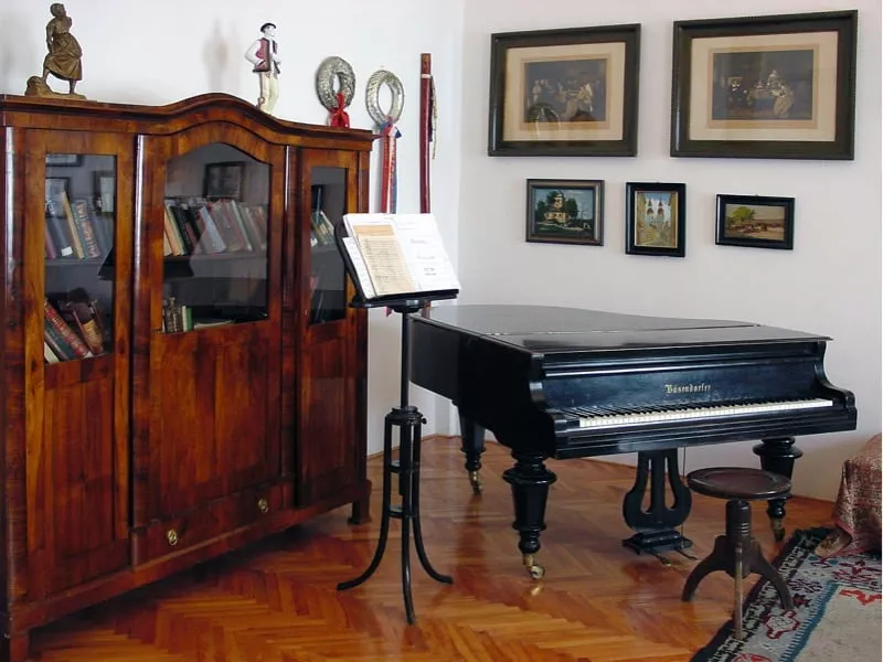 expozicia v dome hudby, klavir a vitrina