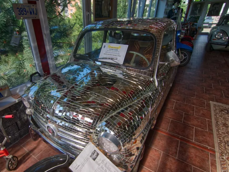 Retro Muzeum - auto s najviac zrkadlami na sebe rekord