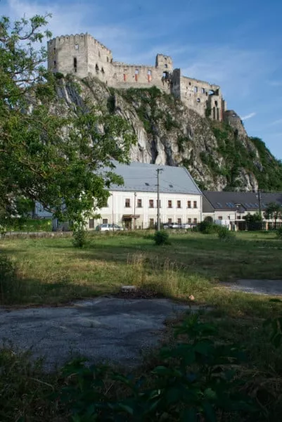 Hrad Beckov a Kuria pod hradom v meste