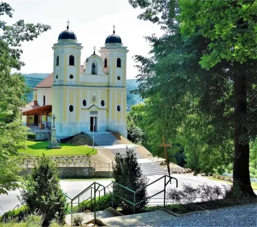 Mala Skalka - pohlad na kostol z dialky