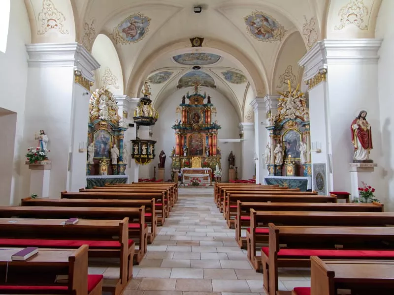 Kostol Vsetkych Svatych interier a oltar