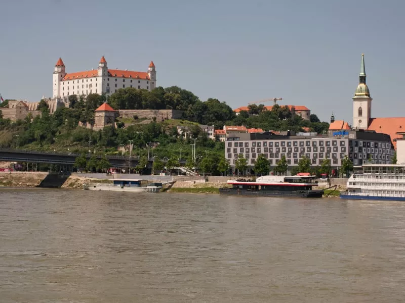 Bratislavsky Hrad z Petrzalskej strany Dunaja