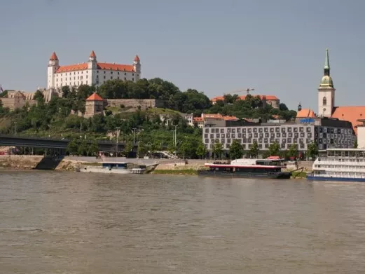 Bratislavsky Hrad z Petrzalskej strany Dunaja