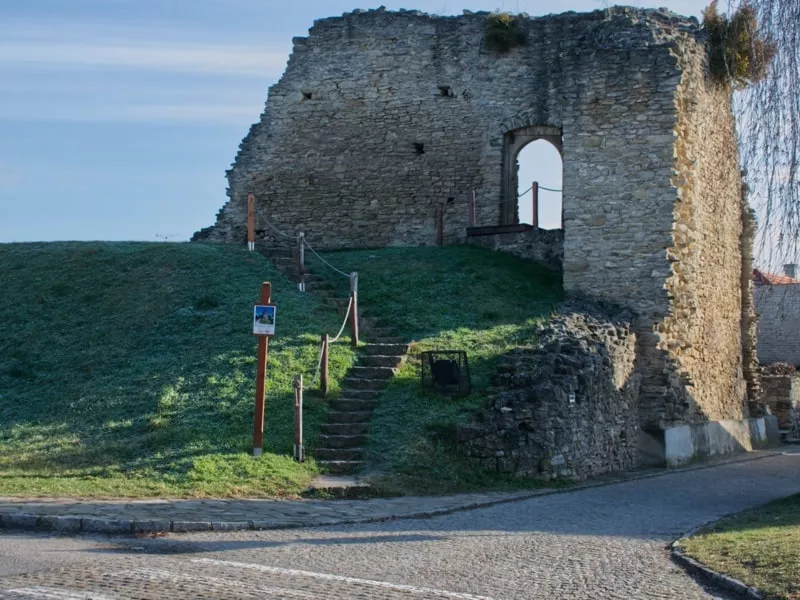 Mestske hradby pri rotunde sv. Juraja v Skalici