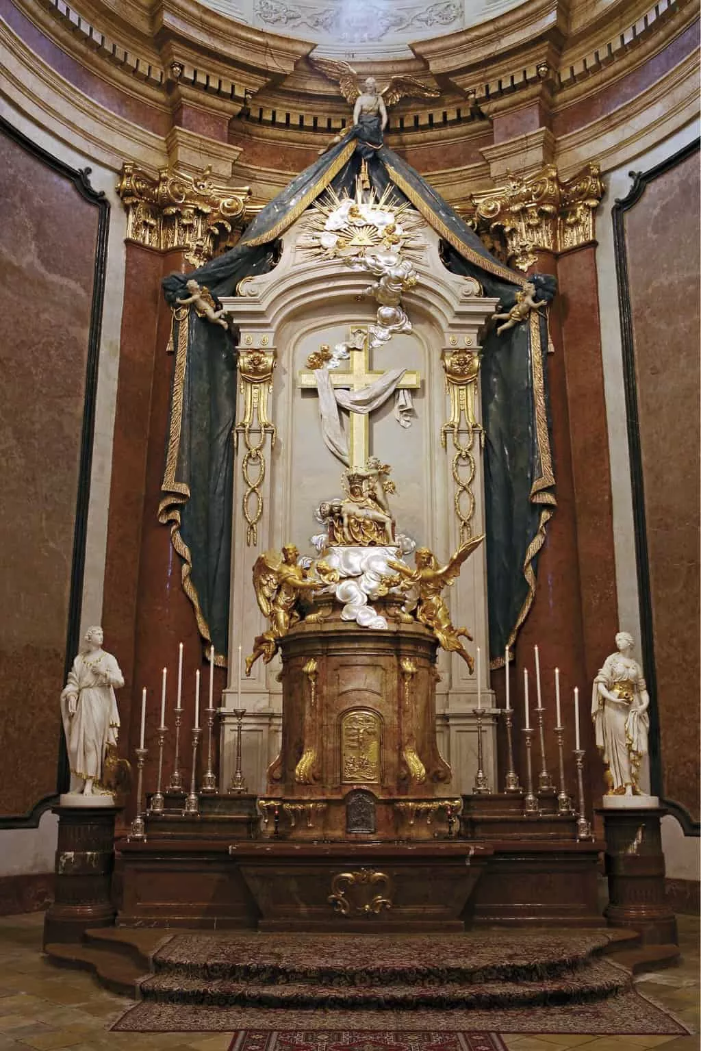 Bazilika Sedembolestnej Panny Marie Sastin Straze interier