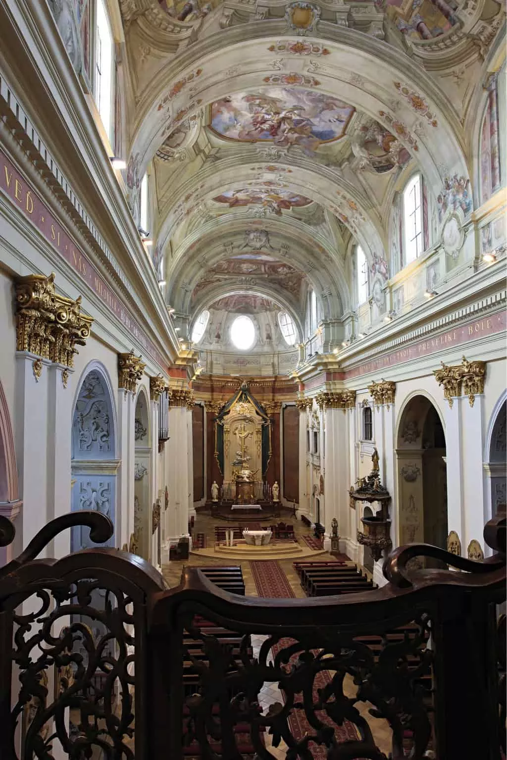 Bazilika Sedembolestnej Panny Marie Sastin Straze interier