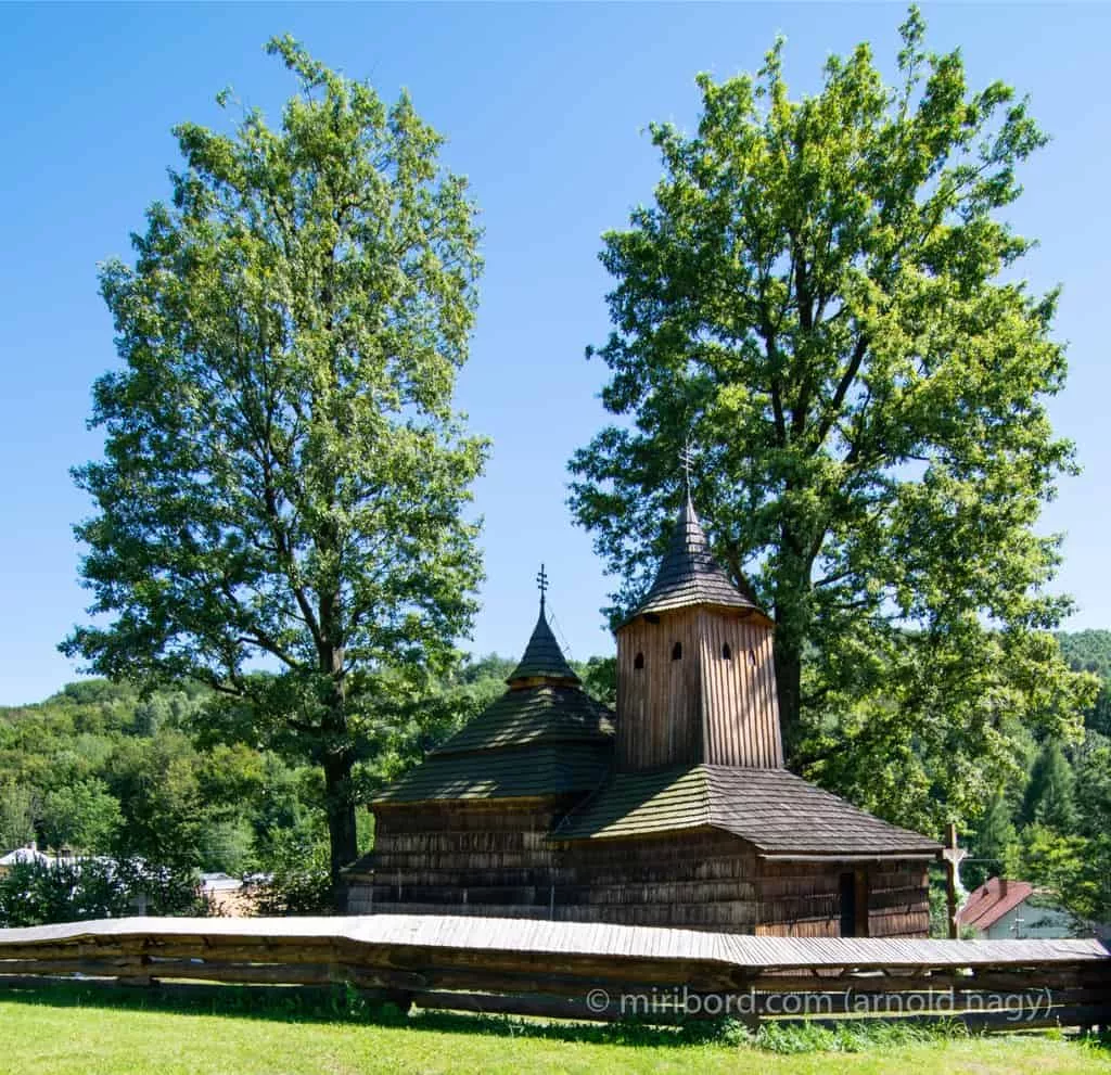 Dreveny kostolik sv. Bazila - pohlad z dialky
