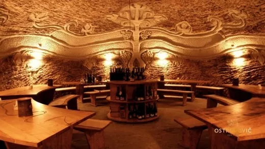 Ostrozovic - degustacia vin - degustacna miestnost s posedenim dookola
