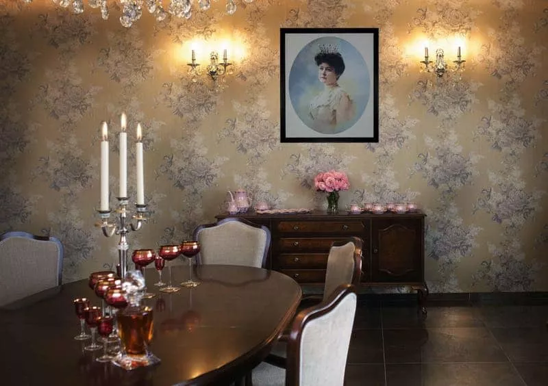 obraz ruzovej grofky, stol, stolicky, komoda, svietnik a kvetinova dekoracia na stene