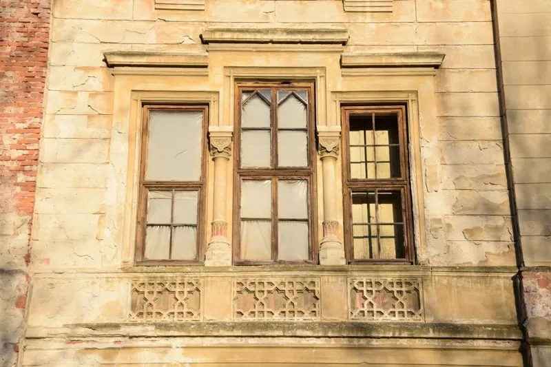 detail budovy neogotickeho kastiela, okna