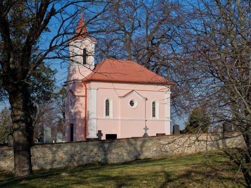 kostolik v cintorine vedla kalvarie v Skalici