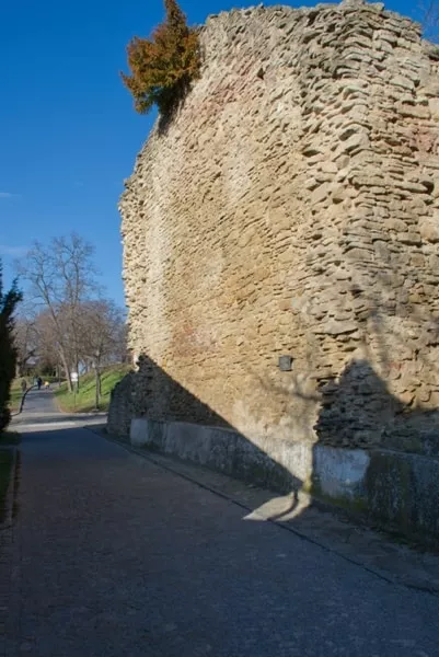 hradba pri ceste vedla rotundy sv juraja v skalici