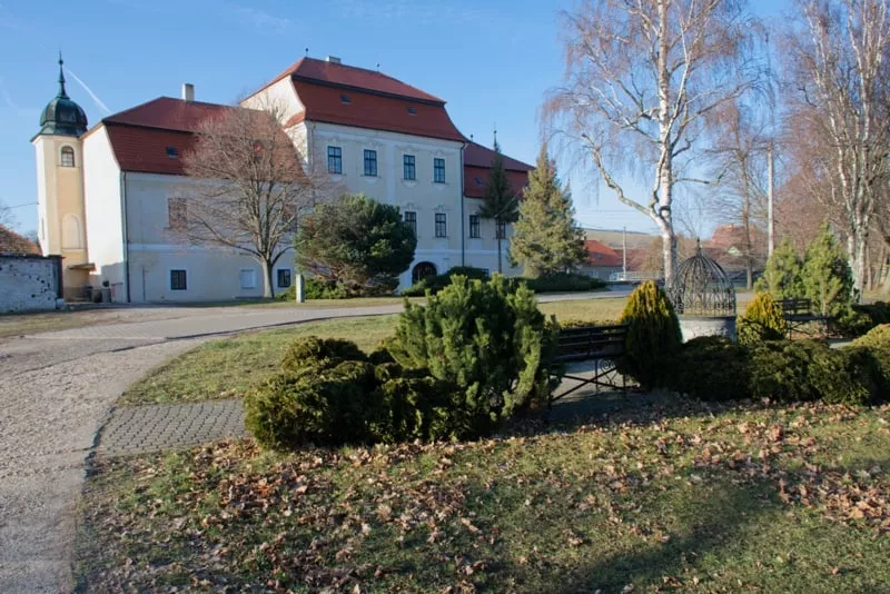 budova muzea Samuela Jurkovica zo zadnej strany s parkom