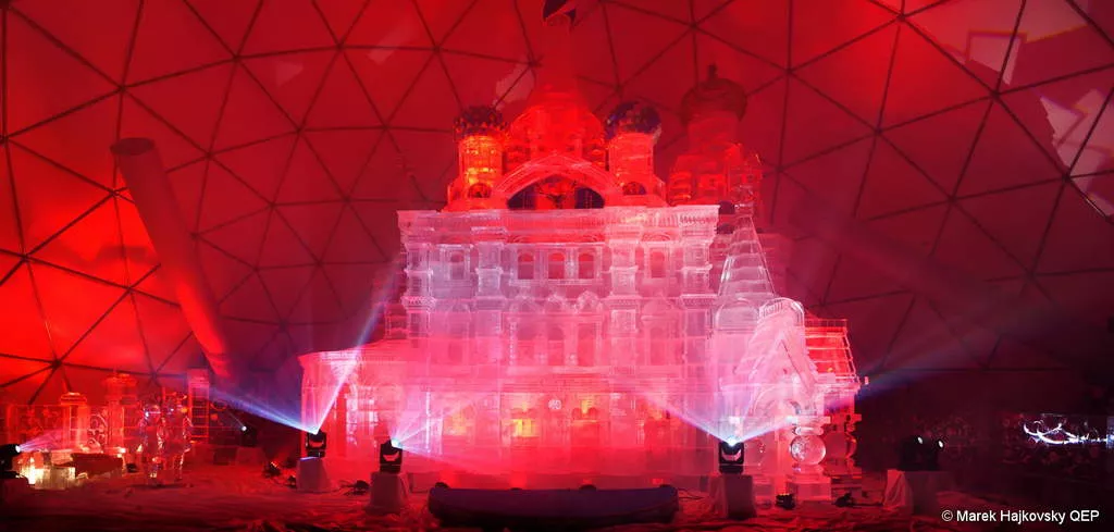 tatransky ladovy dom chram kristovho vzkriesenia nasvieteny na cerveno