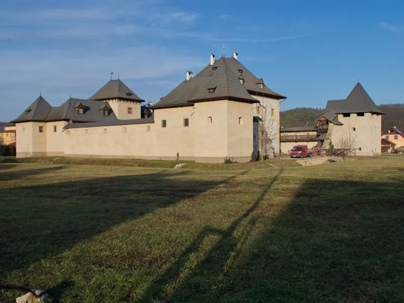 Exterier vodneho hradu Hronsek