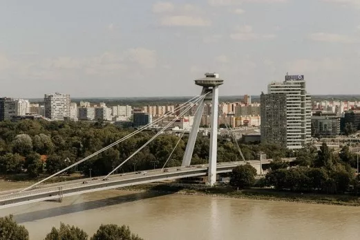 most SNP cez den z Bratislavskeho hradu