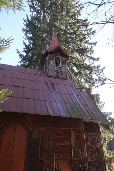 korova kaplnka z vonka - strecha