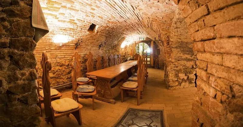 Muzeum vin - hlavna miestnost, stol a stolicky