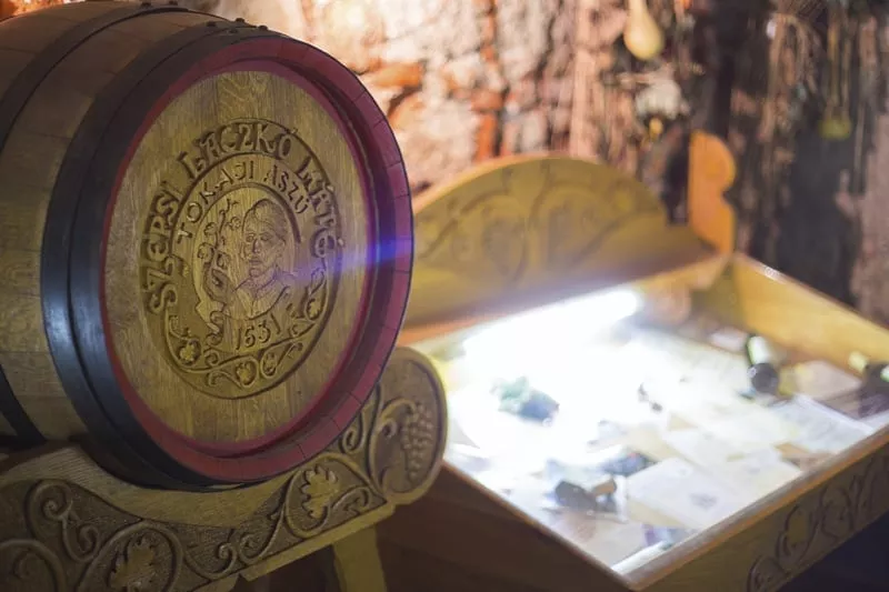 Expozicia v muzeu vin - sud vina