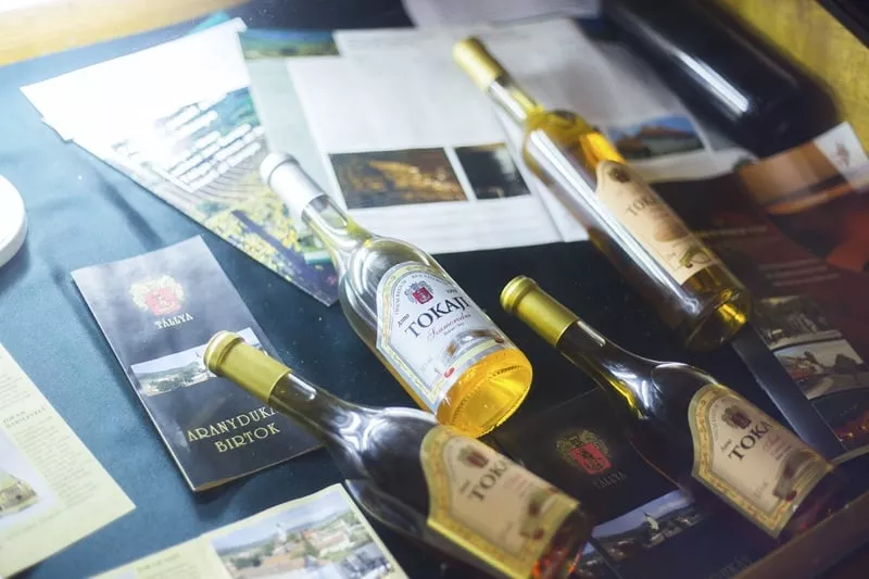 Expozicia v muzeu vin - vina a brozury