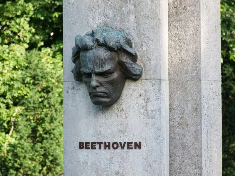 V areali zamku busta Beethovena