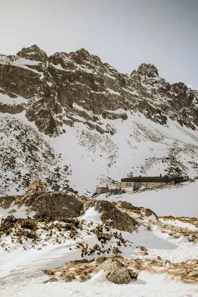 zbojnicka chata v tatrach v zime
