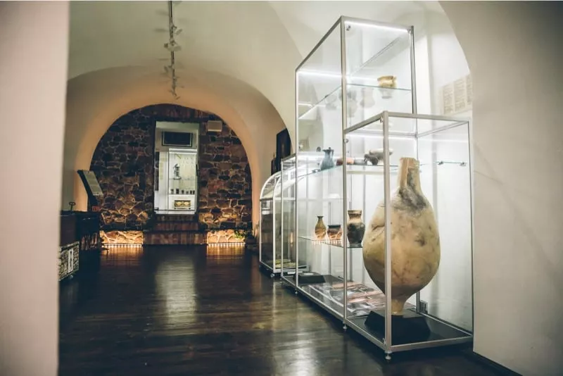Malokarpatske muzeum - expozicia predmetov vo vitrinach