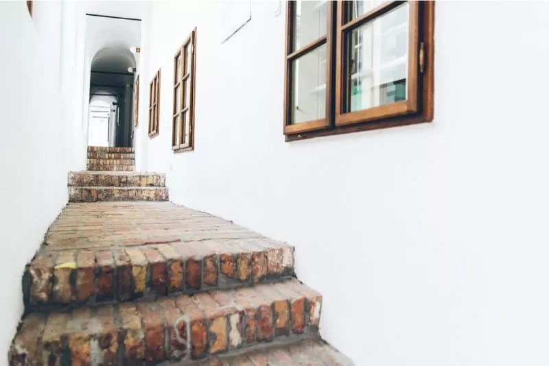 Malokarpatske muzeum - chodba a schody smerom k muzeu