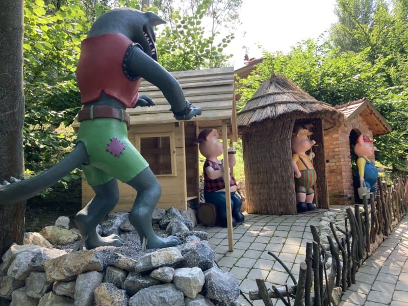 Rozpravkovy les - tri prasiatka